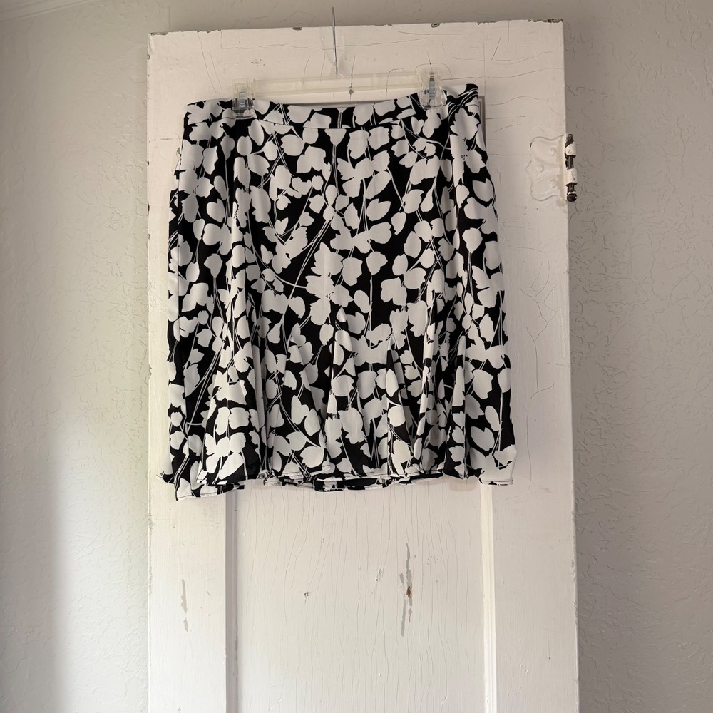 Karl Lagerfeld Paris Black White Floral Leaf A-Line Skirt Size 14 Pleated Hem